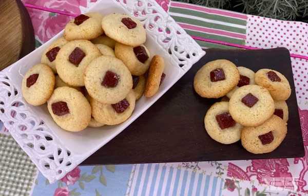 receita:-biscoitinho-de-queijo-parmesao-com-goiabada