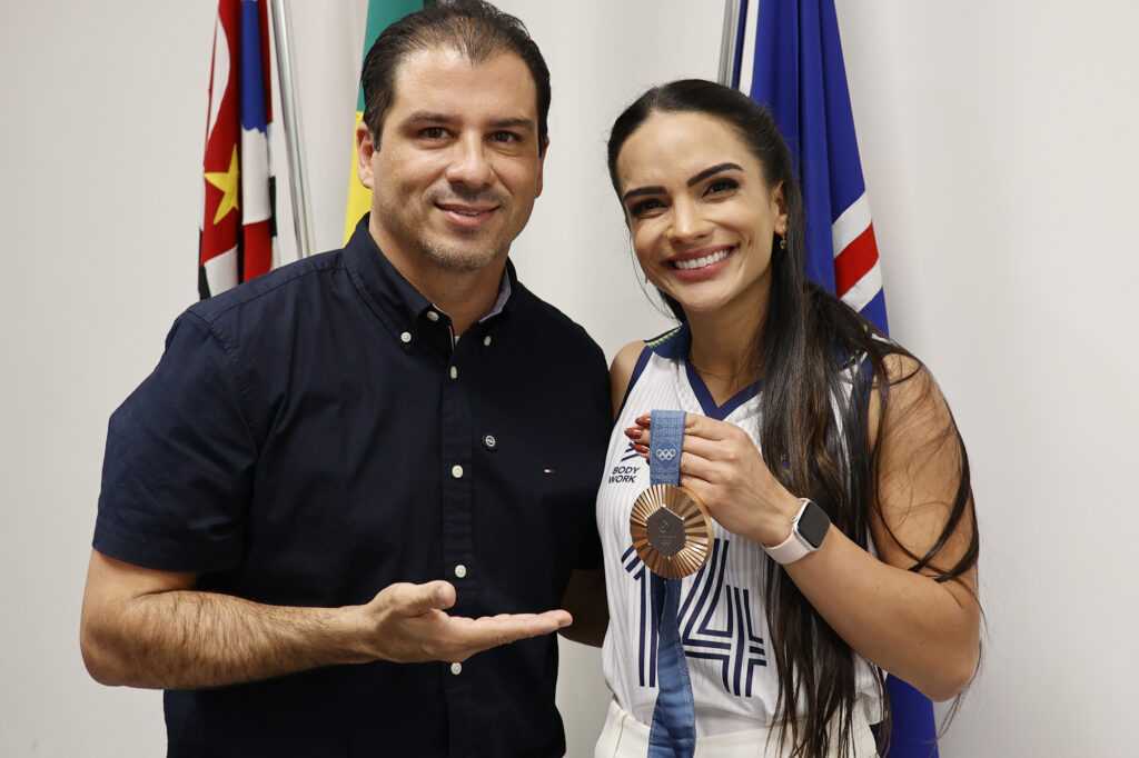 vereador-ticiano-recebe-visita-de-natinha,-medalhista-olimpica-em-paris