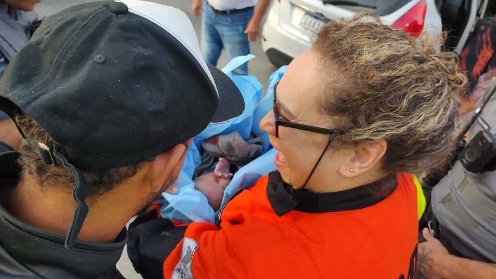 mulher-da-a-luz-dentro-de-carro-de-aplicativo-em-guarulhos