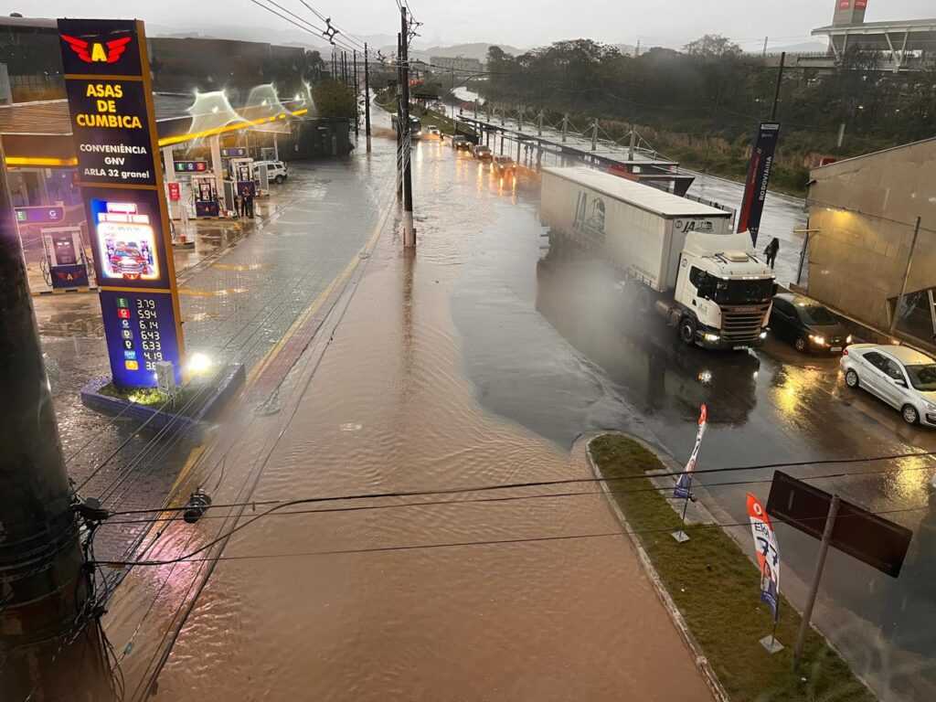 chuva-provoca-alagamento-na-avenida-natalia-zarif