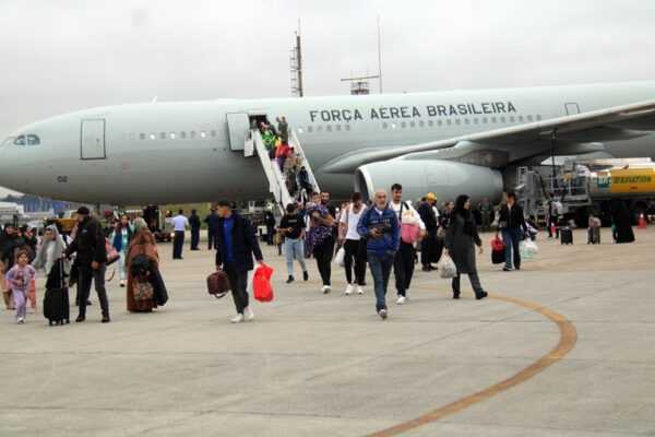 Mais um voo da FAB com 237 repatriados do Líbano chega a Guarulhos mais-um-voo-da-fab-com-237-repatriados-do-libano-chega-a-guarulhos