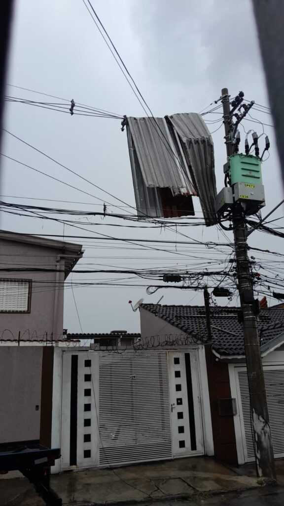 ventos-de-100-km/h-atingem-guarulhos;-bairros-enfrentam-apagao-e-defesa-civil-alerta-para-riscos