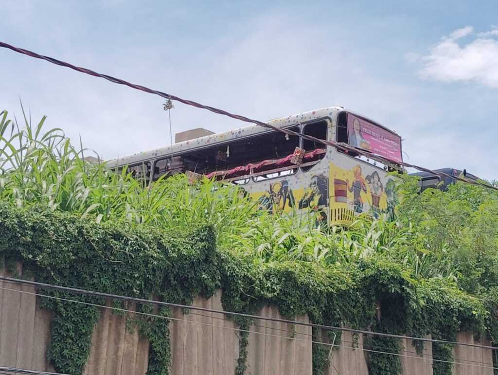 muro-entre-condominio-e-estacionamento-de-onibus-pode-ruir