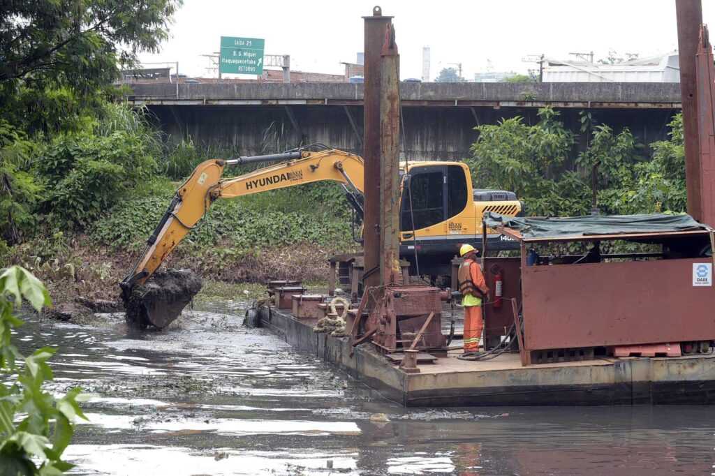 Estado atende reivindicação da Prefeitura e inicia desassoreamento de córrego estado-atende-reivindicacao-da-prefeitura-e-inicia-desassoreamento-de-corrego