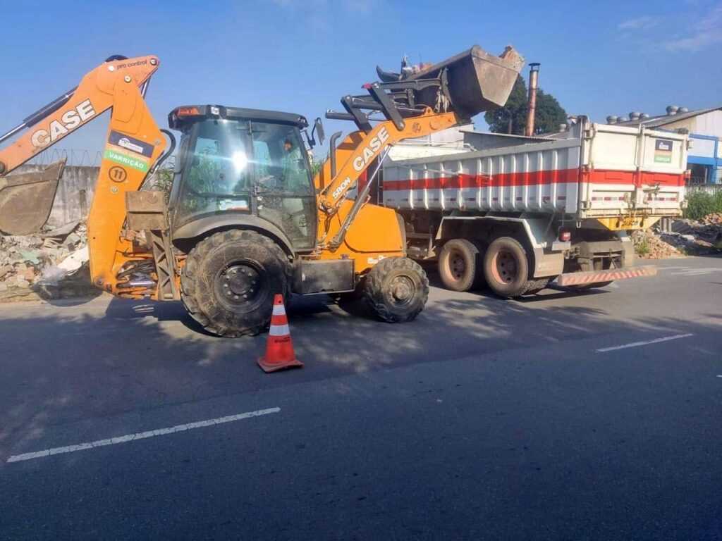 Prefeitura retira entulho, limpa bocas de lobo e faz roçagem na área de Cumbica prefeitura-retira-entulho,-limpa-bocas-de-lobo-e-realiza-rocagem-na-regiao-de-cumbica