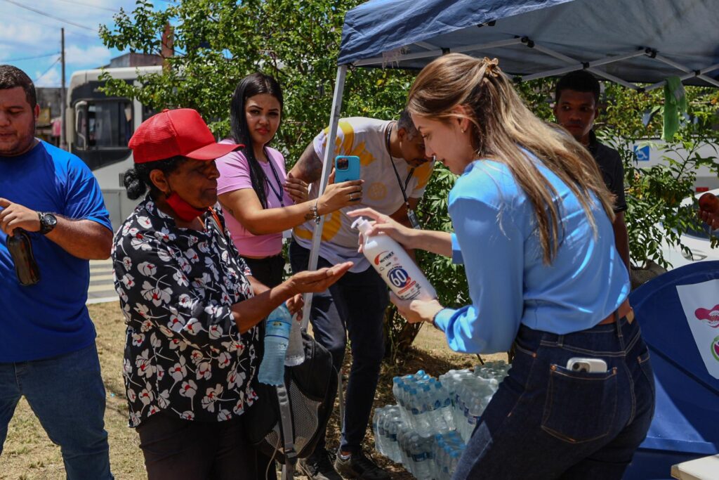 S.O.S Verão distribui água, frutas e protetor solar em dia de calor extremo so.s-verao-distribui-agua,-frutas-e-protetor-solar-em-dia-de-calor-extremo