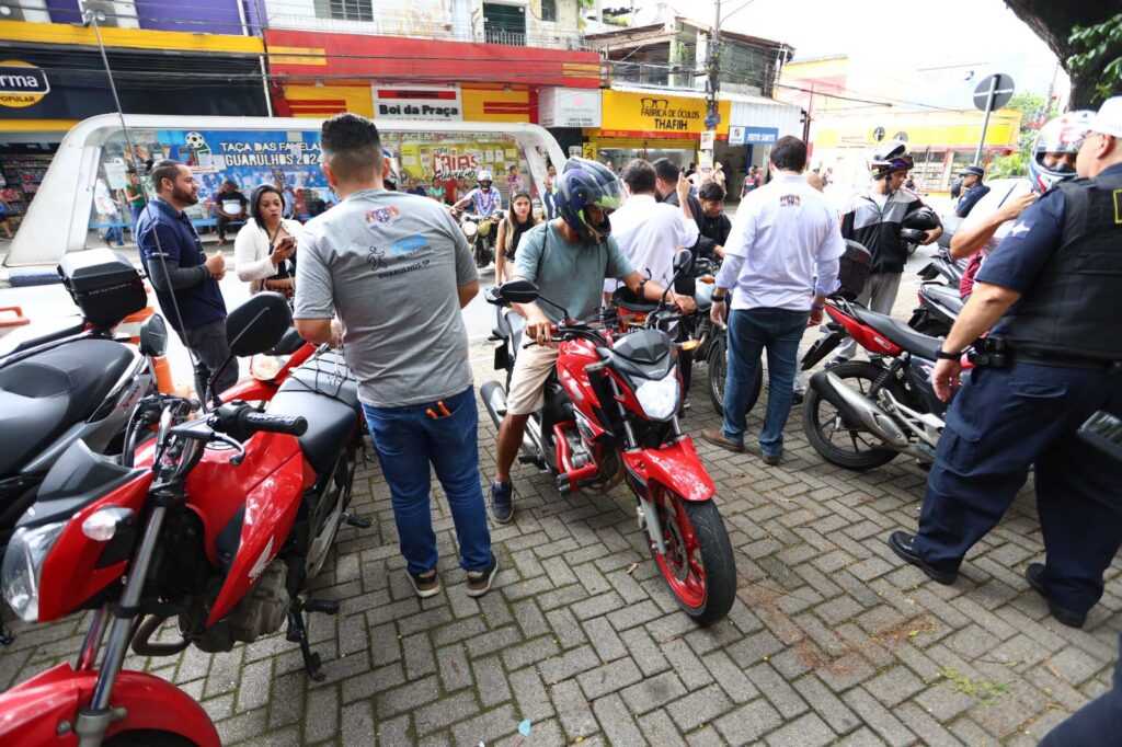 blitz-educativa-sobre-seguranca-viaria-aborda-mais-de-500-pessoas-na-praca-oito-de-dezembro
