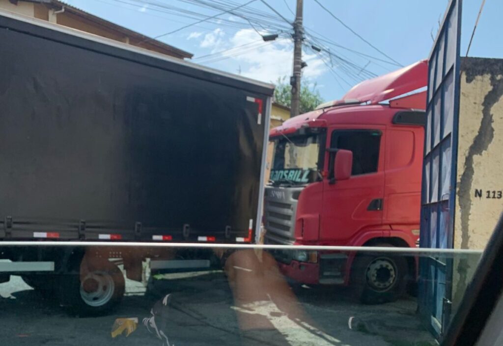caminhoes-obstruem-trafego-no-jardim-santa-cecilia