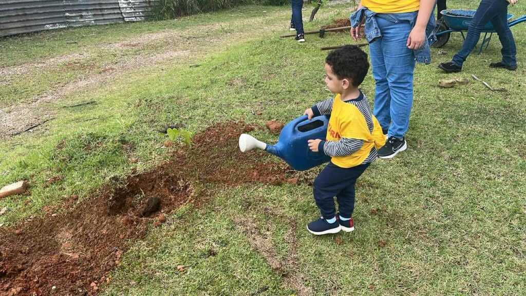300 árvores são plantadas em área degradada em Cumbica 300-arvores-sao-plantadas-em-area-degradada-em-cumbica