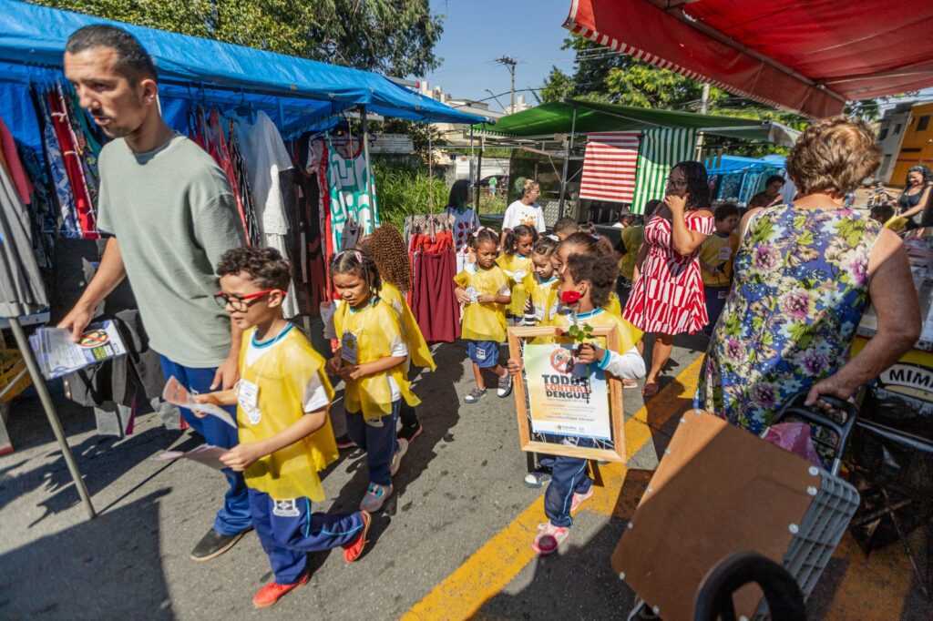 alunos-da-epg-margarida-maria-fazem-acao-de-conscientizacao-e-combate-a-dengue-em-feira-livre