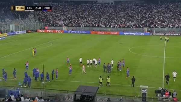 Tensão e pânico: vídeos mostram confusão em Colo-Colo x Fortaleza tensao-e-panico:-videos-mostram-confusao-em-colo-colo-x-fortaleza