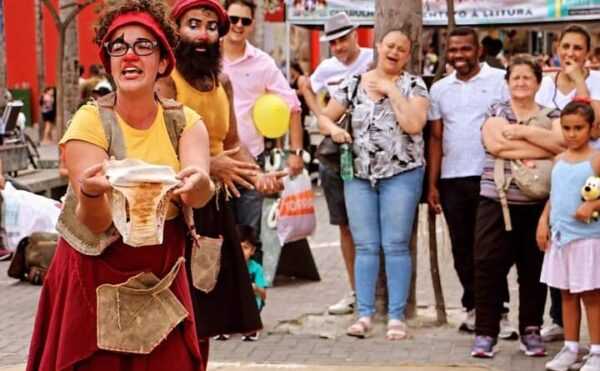 cine-bento-exibe-documentario-sobre-a-mostra-do-teatro-de-rua