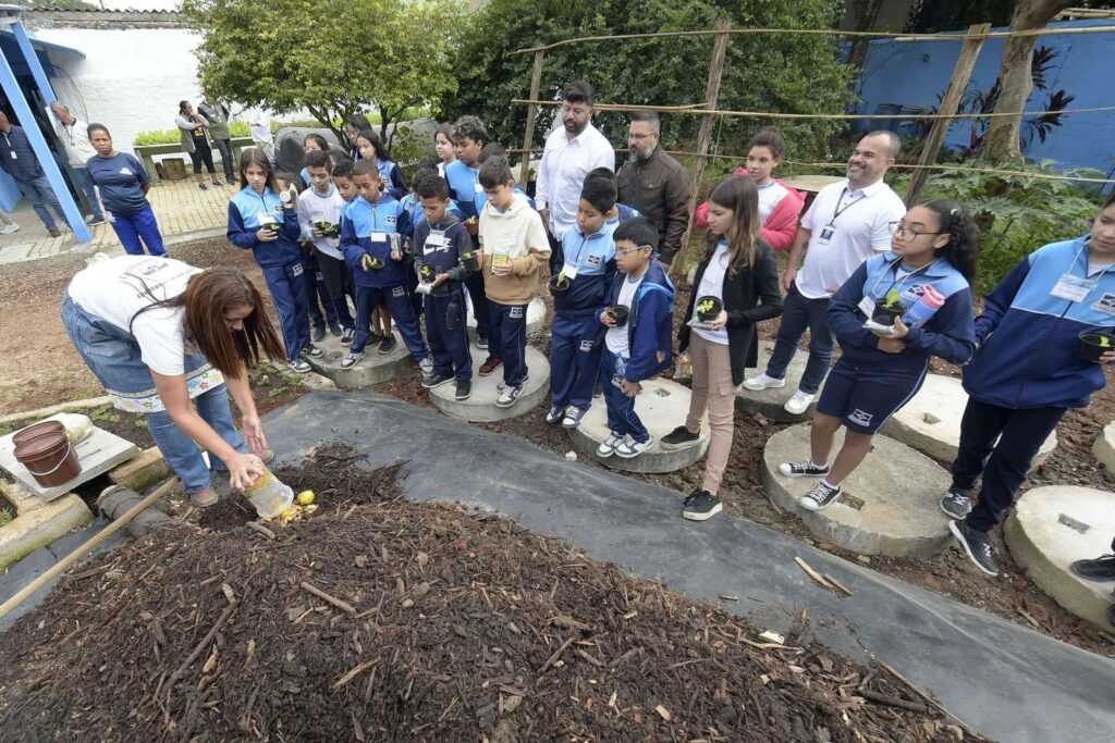 sustentabilidade-e-destaque-no-primeiro-dia-de-atividades-da-semana-da-compostagem-2025