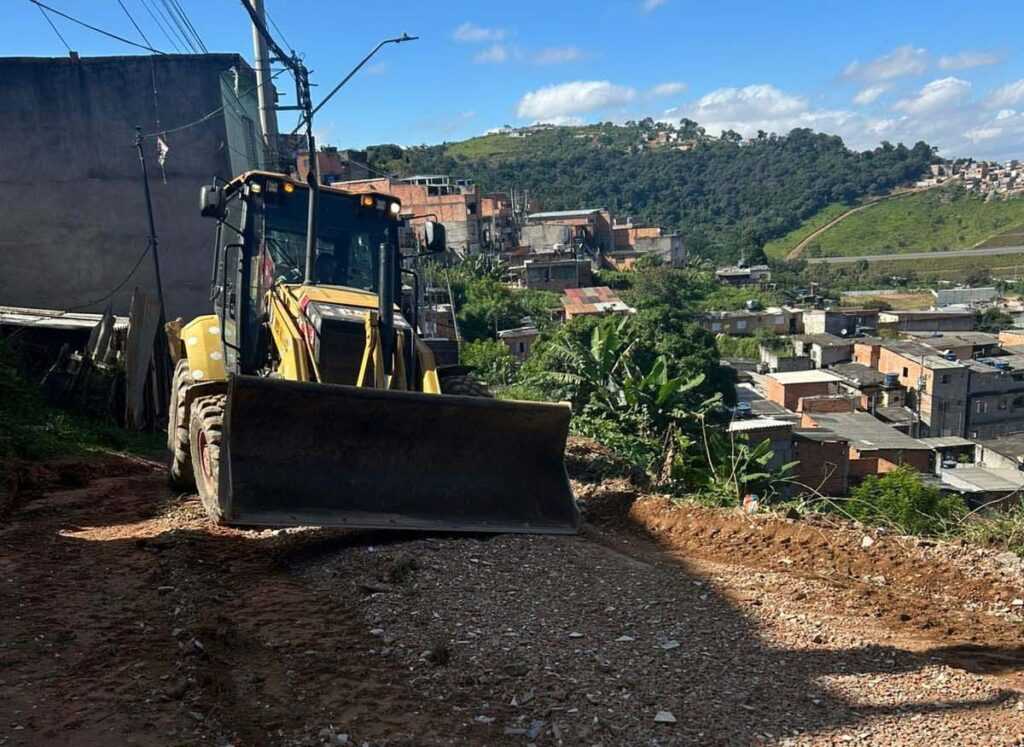 prefeitura-realiza-servico-de-conservacao-e-cascalhamento-em-rua-do-cabucu