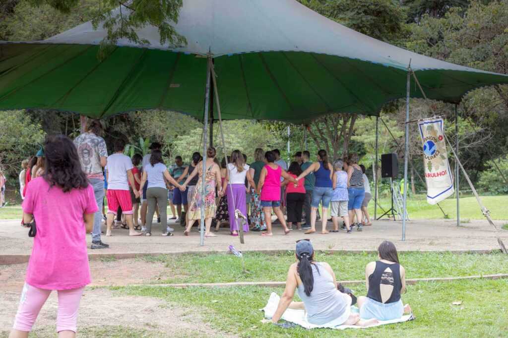 dancas-circulares-promovem-bem-estar-e-consciencia-coletiva-no-bosque-maia-no-domingo