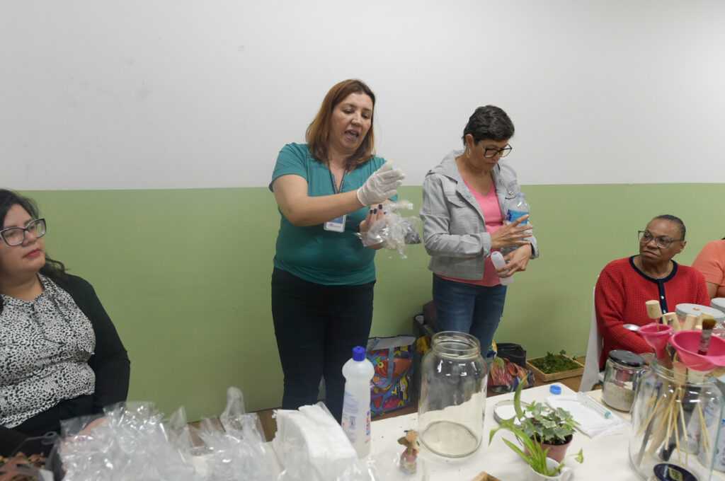 Mulheres buscam oficina de terrário como opção para geração de renda e enfrentamento ao estresse mulheres-buscam-oficina-de-terrario-como-opcao-para-geracao-de-renda-e-combate-ao-estresse