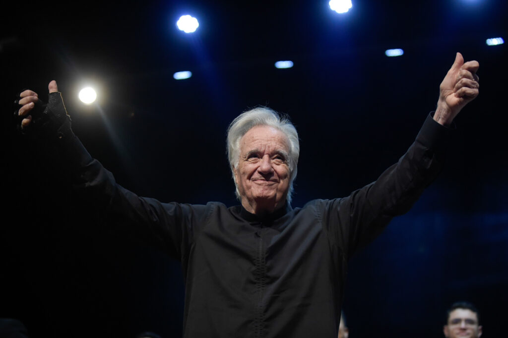 mais-de-700-pessoas-aplaudem-o-maestro-joao-carlos-martins-e-a-gru-sinfonica