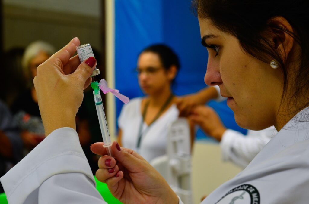 sp-inicia-vacinacao-contra-a-gripe-nas-estacoes-da-cptm-e-terminais-de-onibus