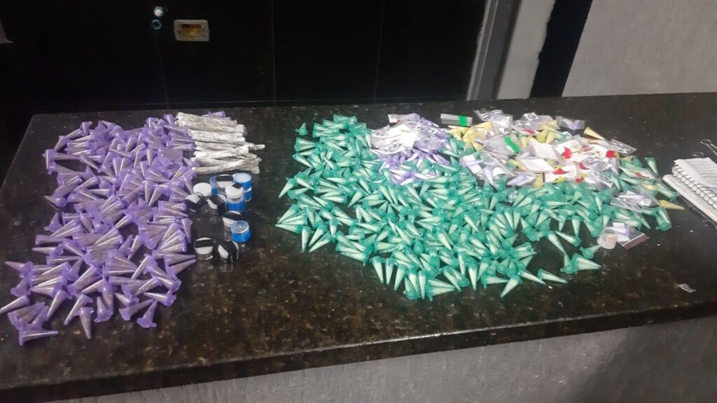 GCM de Guarulhos prende traficante com mais de 600 porções de drogas no Centro gcm-de-guarulhos-prende-traficante-com-mais-de-600-porcoes-de-drogas-no-centro