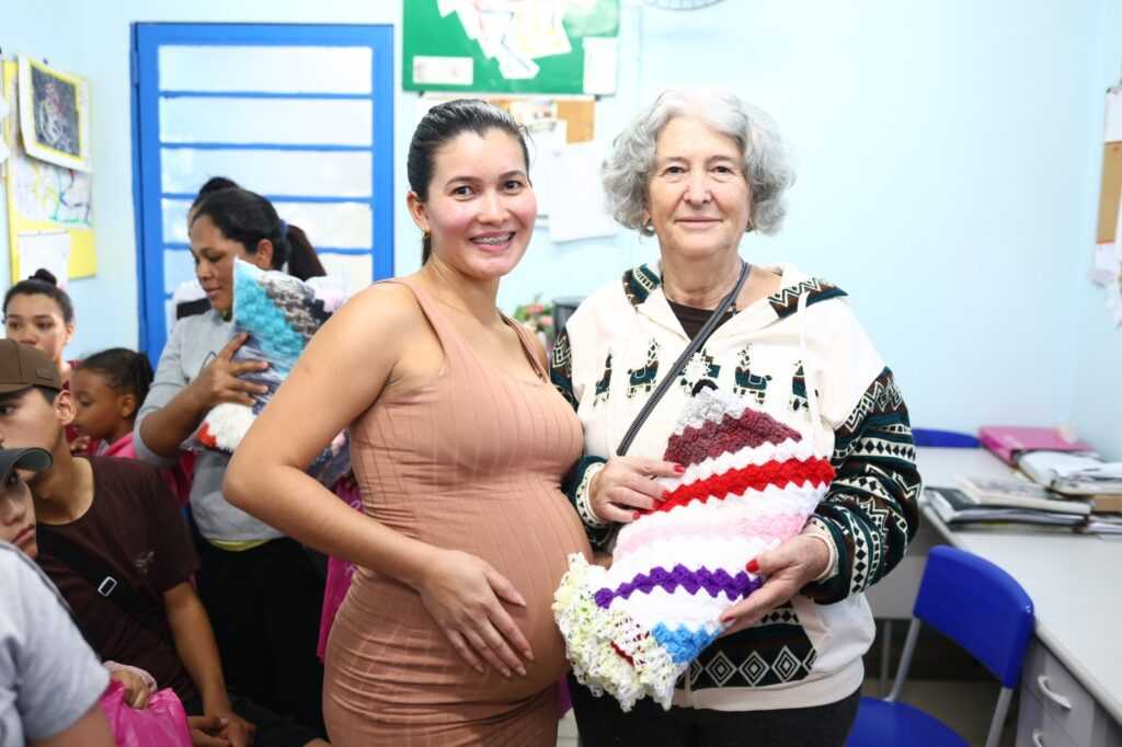 gestantes-recebem-mantas-para-bebes-em-acao-solidaria-do-grupo-parque-das-artes