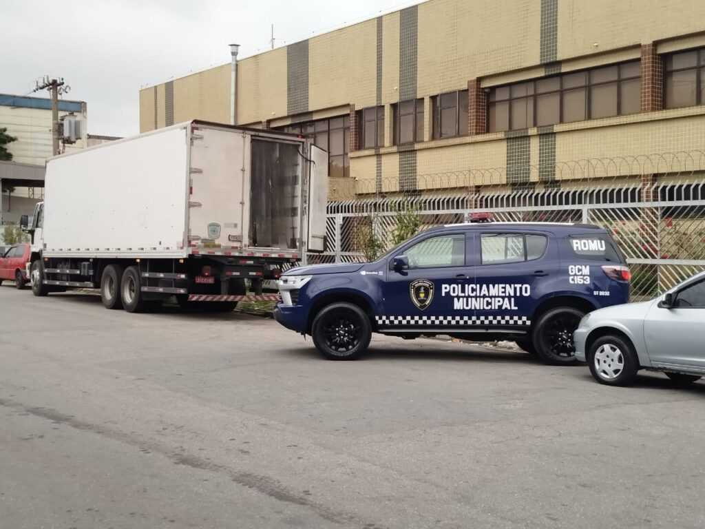 caminhao-com-medicamentos-e-roubado-e-motorista-feito-refem-em-guarulhos