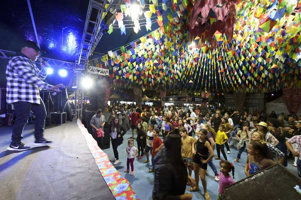 arraial-guarulhos-2025-atrai-milhares-de-pessoas-e-chega-ao-pimentas