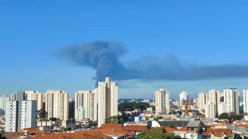 incendio-atinge-empresa-schutz-vasitex-no-bonsucesso