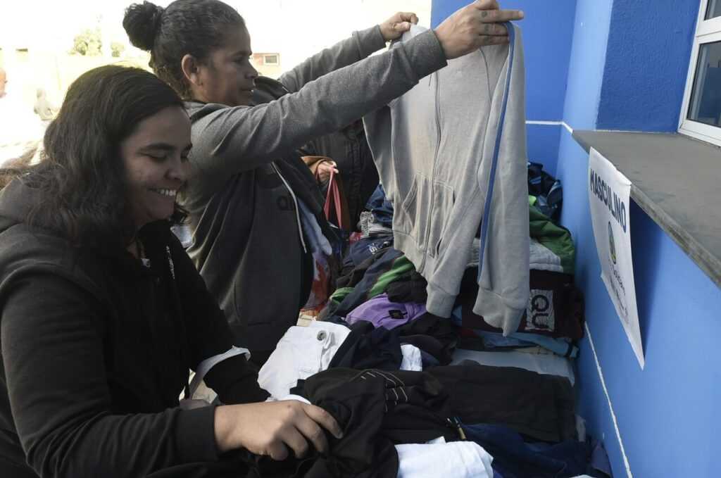 varal-solidario-distribui-2-mil-pecas-de-roupa-na-cidade-satelite