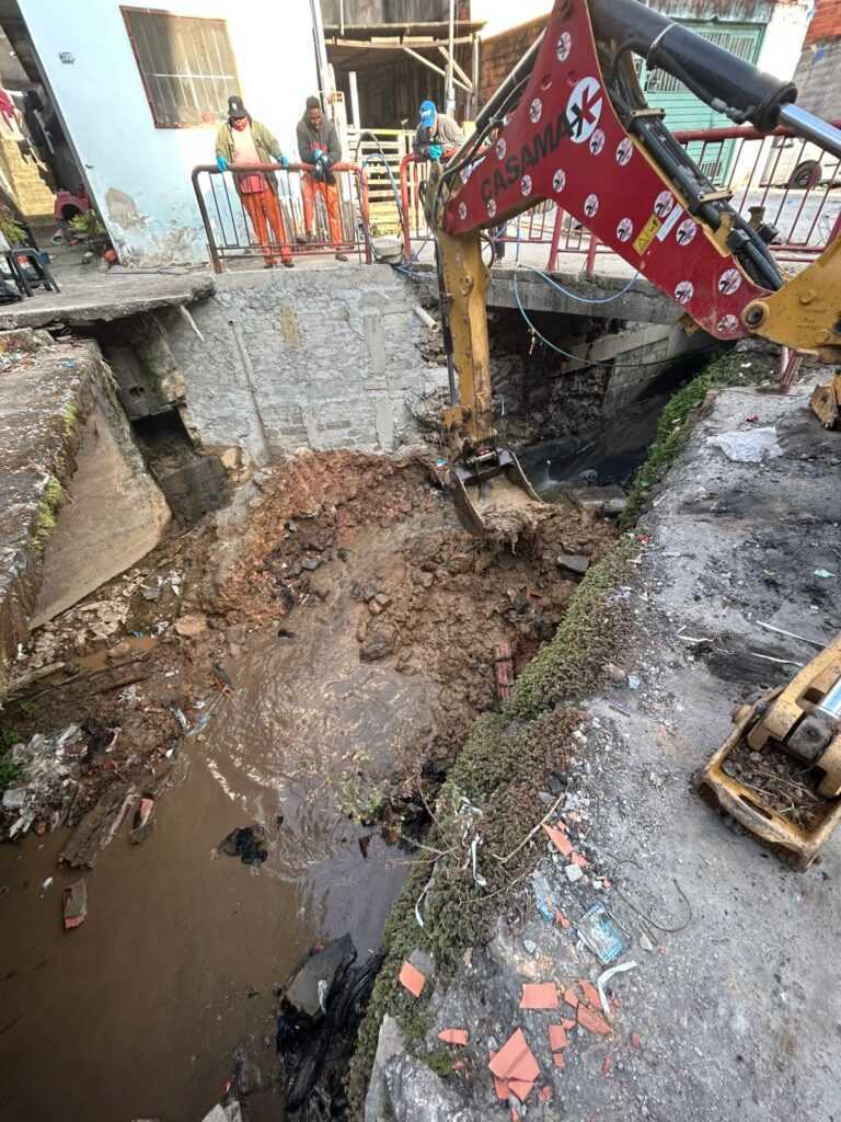 Prefeitura de Guarulhos limpa córrego com escavadeira hidráulica no Vale dos Machados prefeitura-de-guarulhos-limpa-corrego-com-escavadeira-hidraulica-no-vale-dos-machados