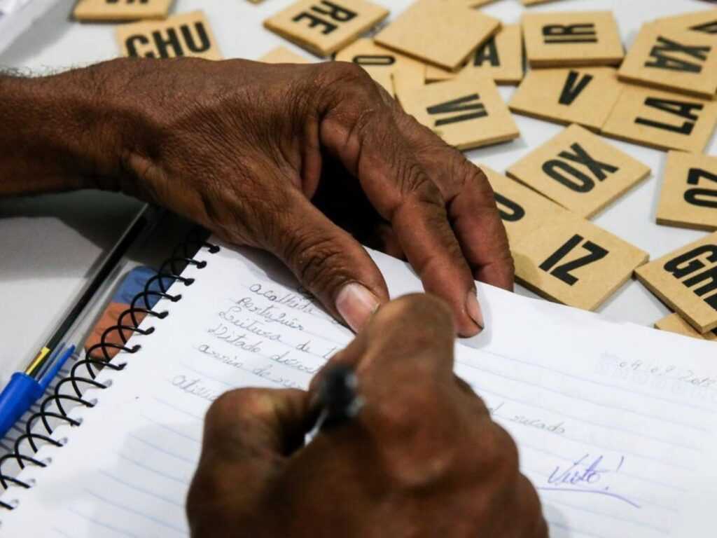 tres-em-cada-10-jovens-e-adultos-brasileiros-sao-analfabetos-funcionais