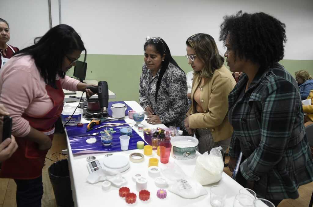 oficina-de-velas-artesanais-nas-casas-da-mulher-de-guarulhos-prosseguem-ao-longo-do-mes