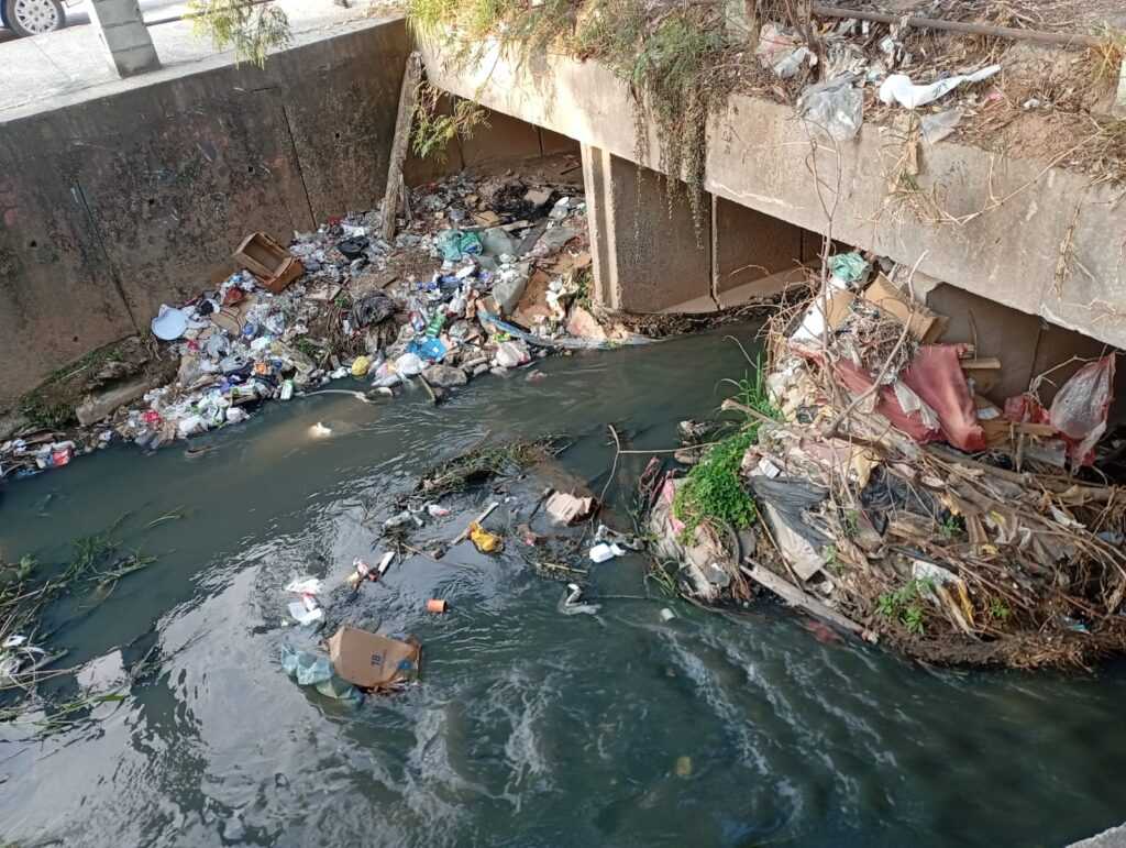 taboao:-prefeitura-recolheu-o-lixo-da-superficie,-mas-o-do-corrego-permanece