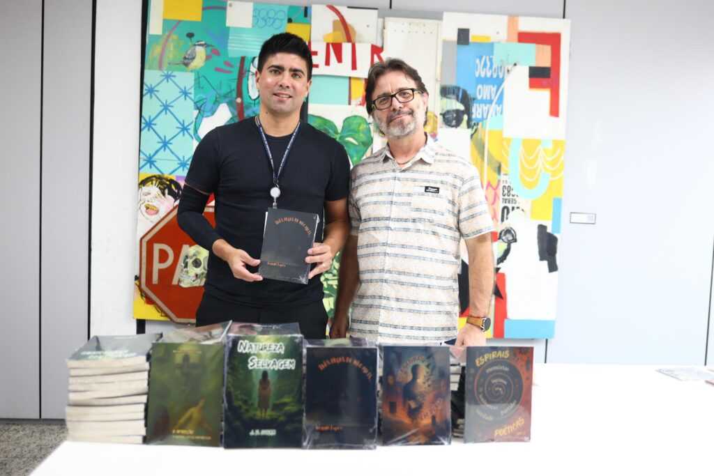 prefeitura-recebe-doacao-de-127-livros-de-coletanea-publicada-por-autor-guarulhense