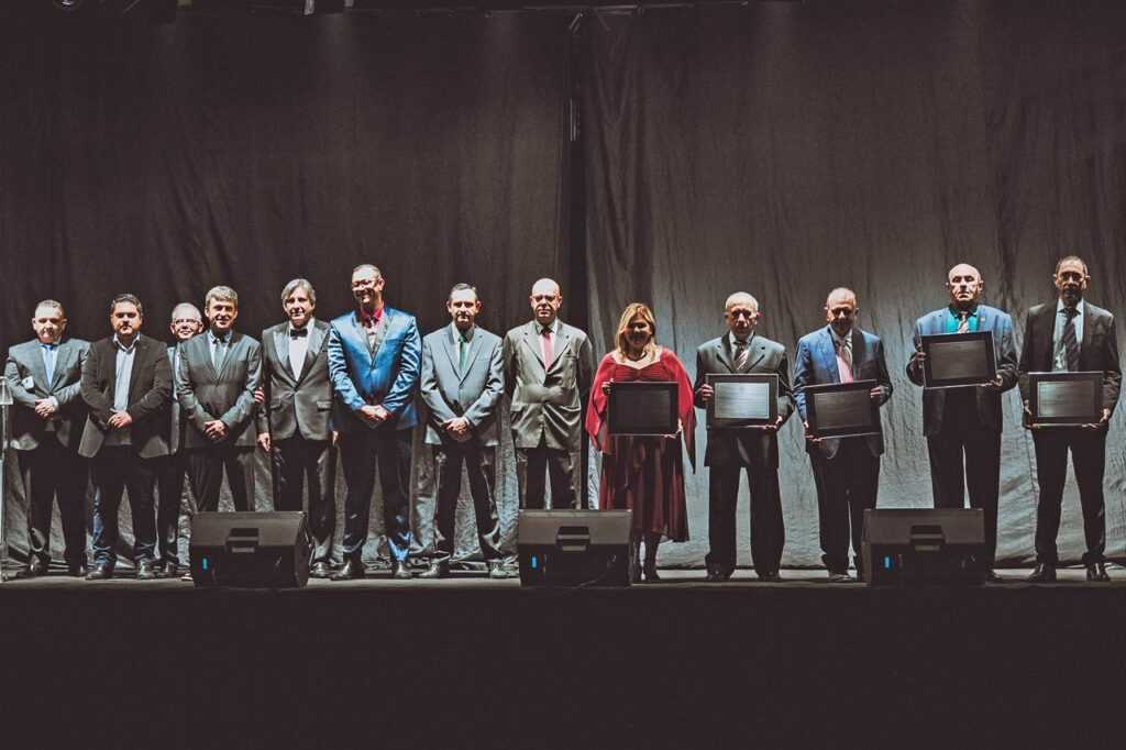 guarucoop-celebra-40-anos-em-noite-de-gala,-stand-up-e-atracoes-musicais