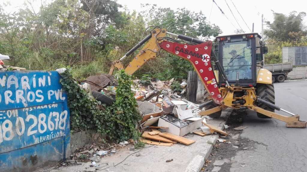 prefeitura-de-guarulhos-remove-residuos-em-vias-da-vila-rio-de-janeiro