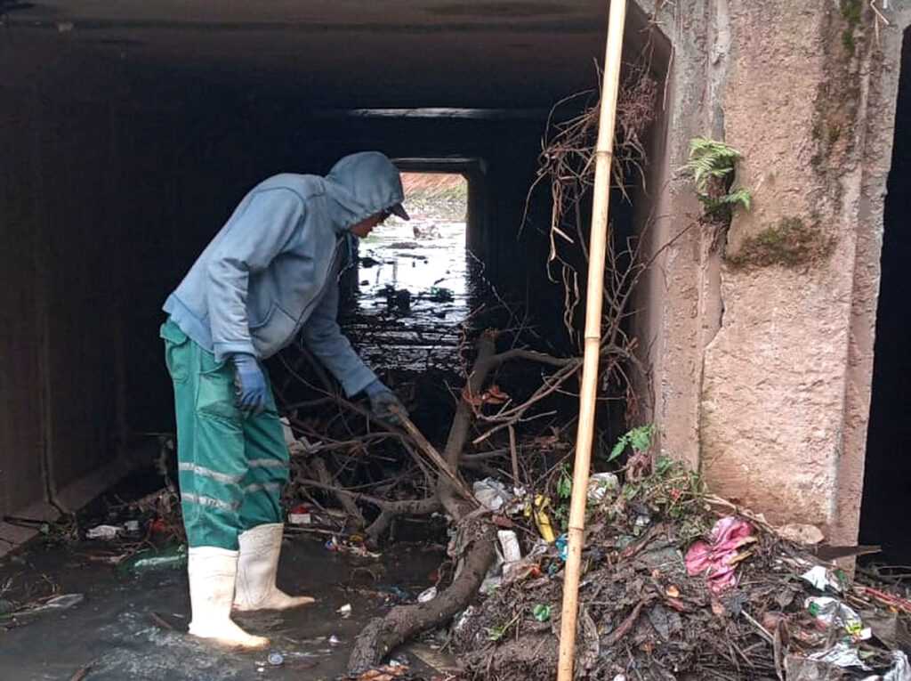 Prefeitura limpa dois trechos do córrego Baquirivu-Mirim prefeitura-limpa-dois-trechos-do-corrego-baquirivu-mirim