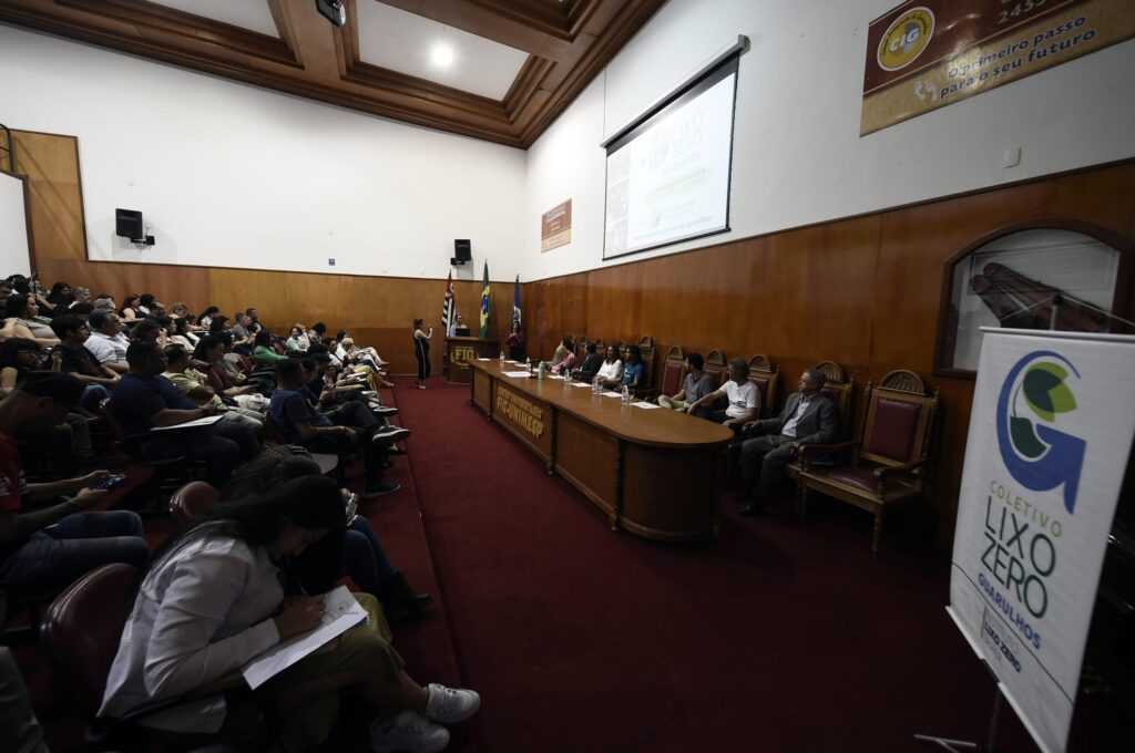 adamastor-recebe-palestra-sobre-o-desafio-lixo-zero-para-universitarios
