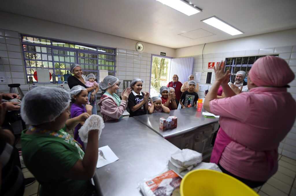 criancas-atipicas-se-divertem-na-1a-oficina-de-brigadeiro-master-chefinhos
