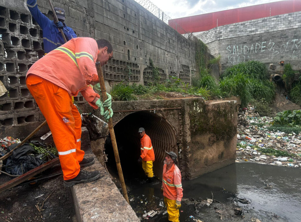 apos-chuvas,-prefeitura-promove-limpeza-de-trecho-do-corrego-baquirivu-mirim