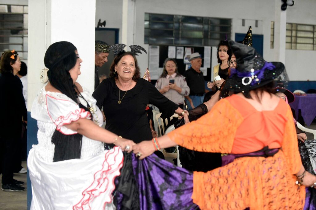baile-de-halloween-fecha-mes-da-pessoa-idosa-para-grupo-do-ceresi-pimentas/cumbica