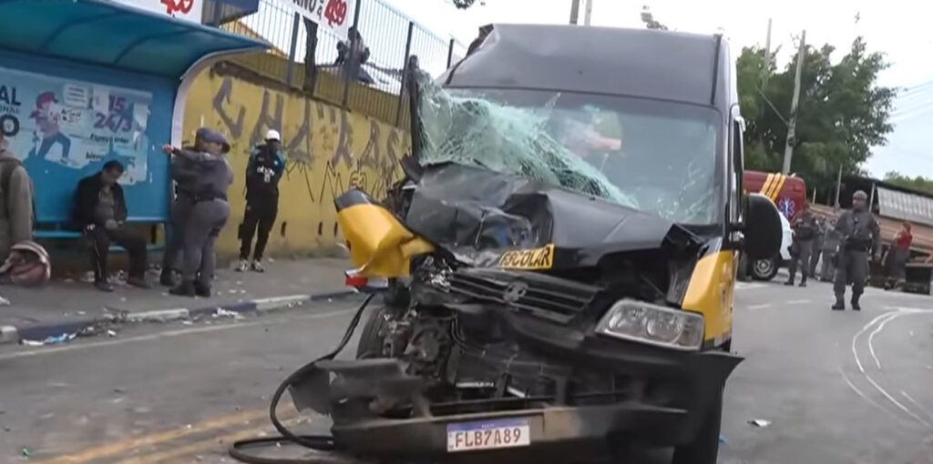 acidente-entre-van-escolar-e-micro-onibus-deixa-cinco-feridos-em-guarulhos