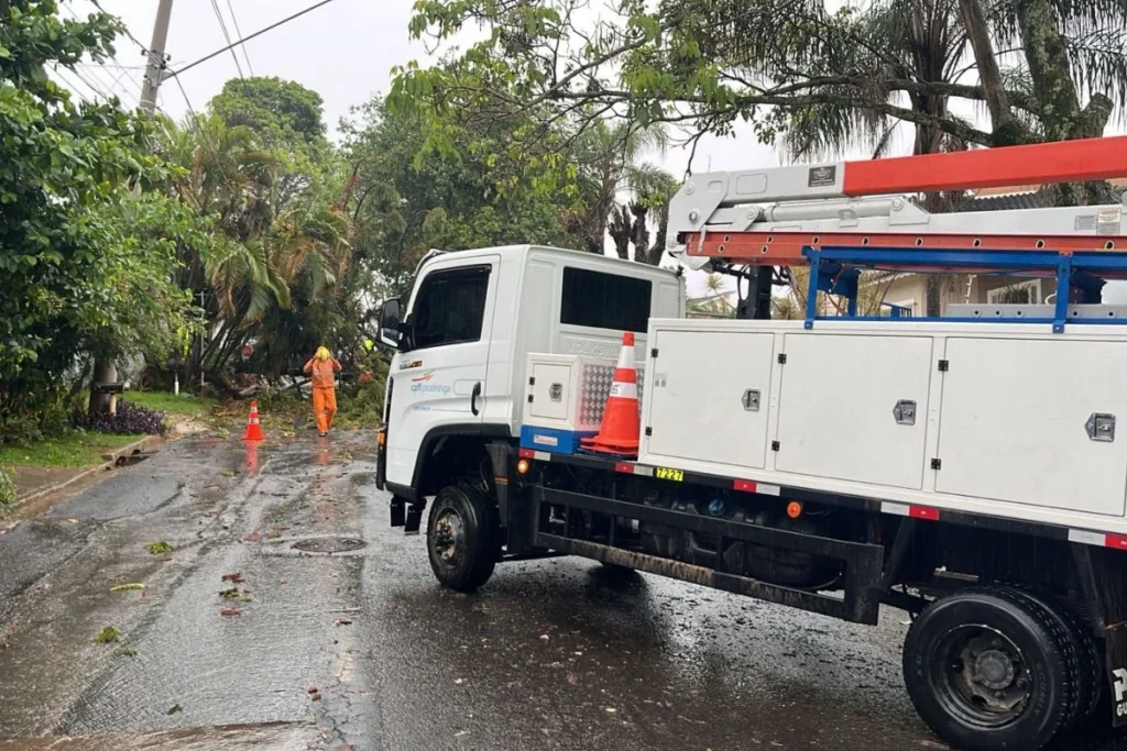 ciclone-extratropical-causa-estragos-e-mobiliza-forcas-de-emergencia-apos-madrugada-de-temporal