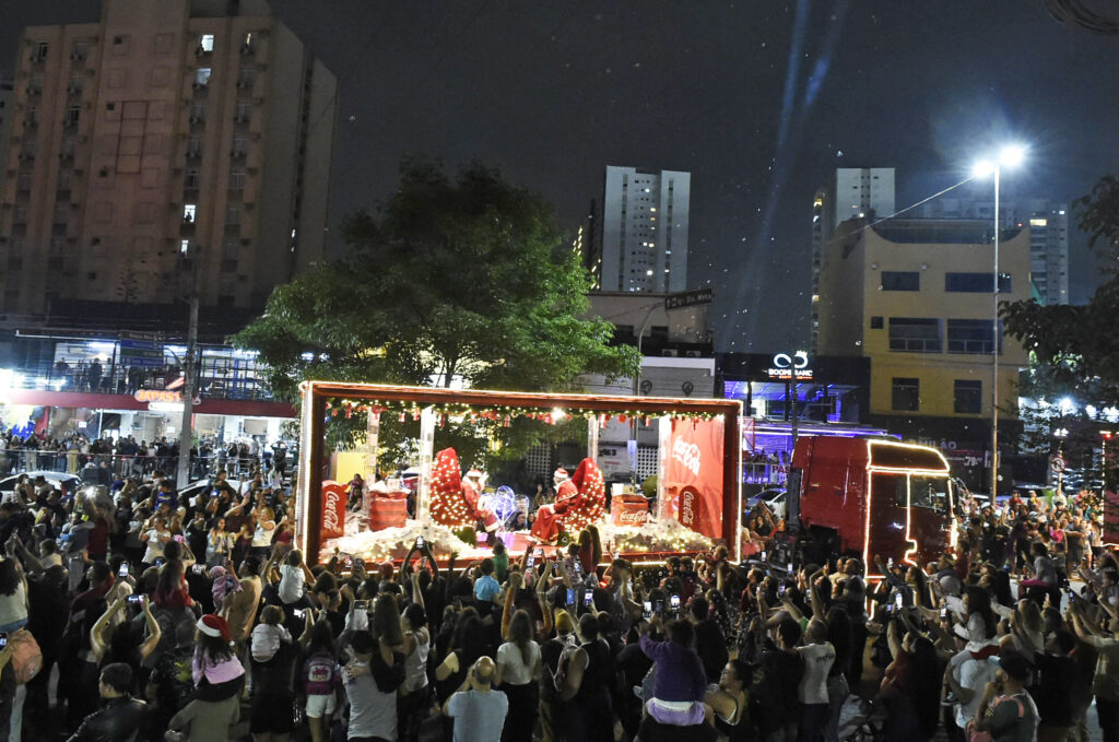 caravana-da-coca-cola-traz-a-guarulhos-o-papai-noel-e-a-mamae-noel