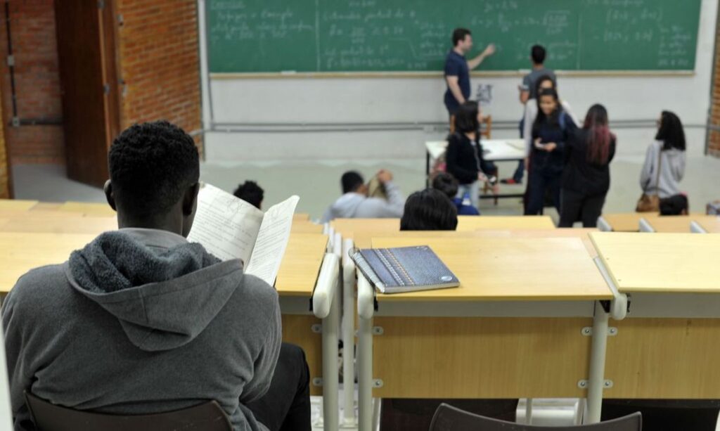 Violência e censura afetam nove em cada dez professores brasileiros violencia-e-censura-afetam-nove-em-cada-dez-professores-brasileiros