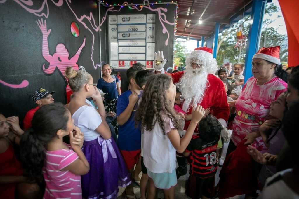 parques-chico-mendes-e-fracalanza-recebem-papai-noel-e-iluminacao-especial-de-natal-nesta-sexta