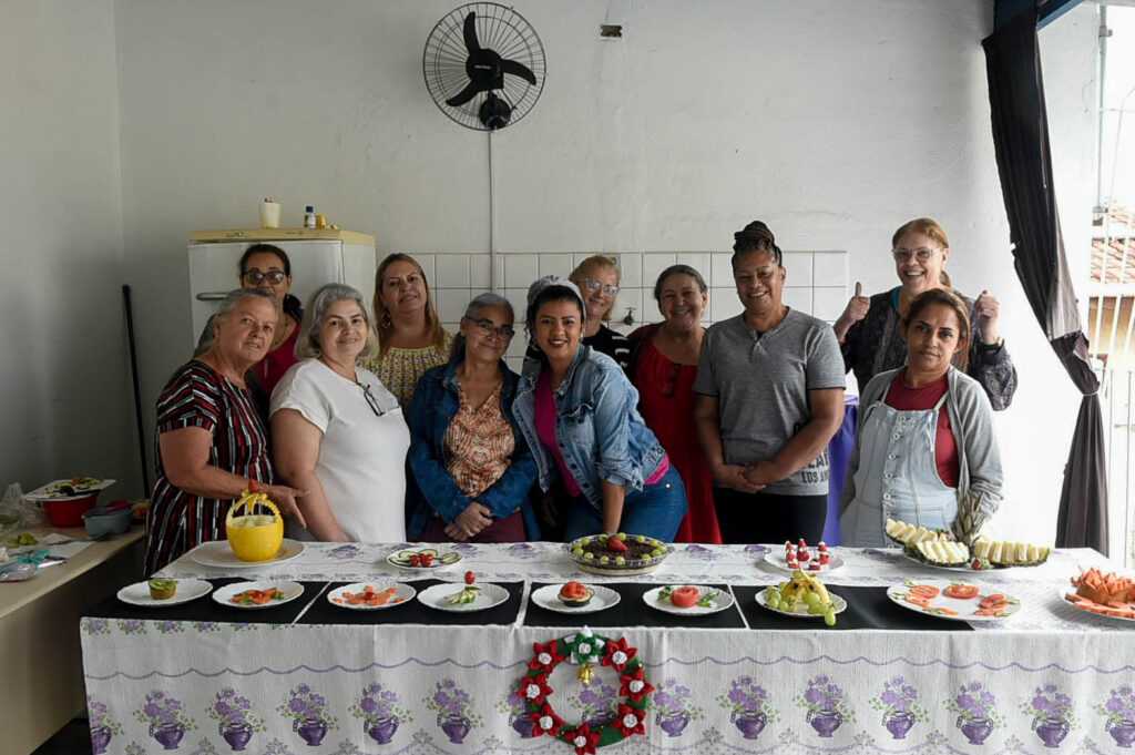 prefeitura-realiza-oficina-que-transforma-frutas-e-legumes-em-decoracao-natalina