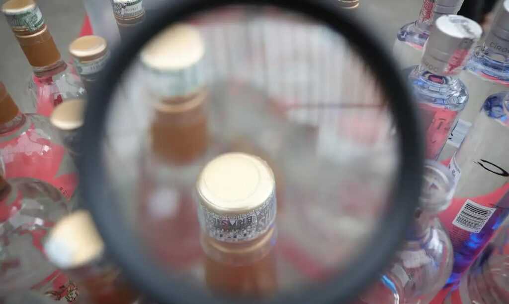 operacao-que-combate-falsificacao-de-bebidas-prende-duas-pessoas-em-sp