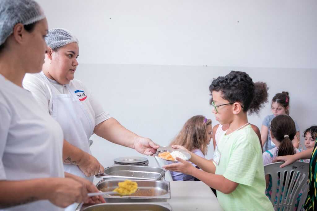gestao-lucas-sanches-proporciona-alimentacao-saudavel-para-criancas-do-programa-estacao-ferias