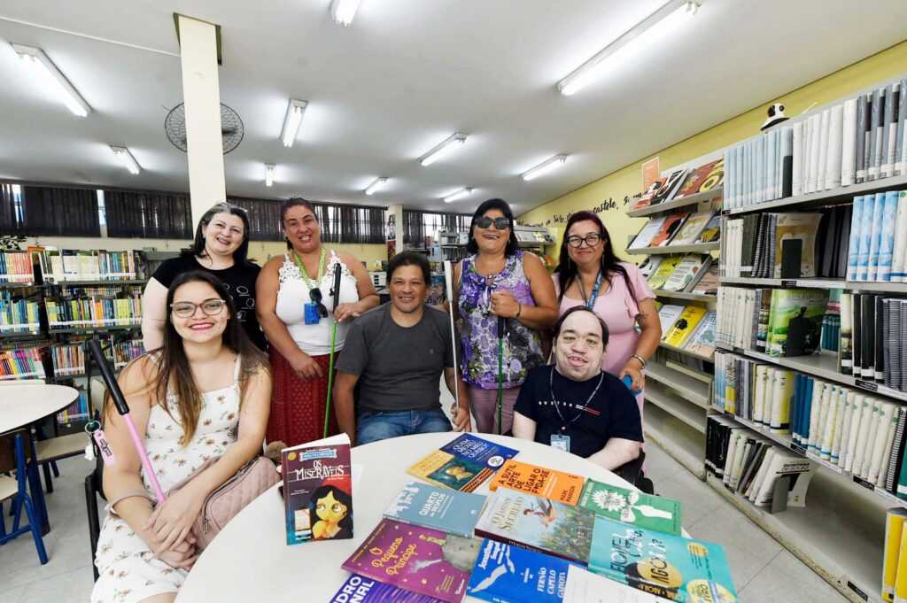 pessoas-com-deficiencia-visual-participam-do-clube-do-livro-na-biblioteca-monteiro-lobato