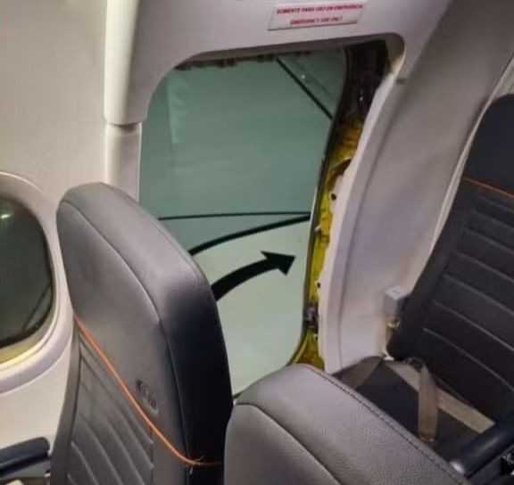 Homem é retirado de avião depois de dano em saída de emergência em Aeroporto de Guarulhos homem-e-retirado-de-aviao-apos-dano-em-saida-de-emergencia-em-aeroporto-de-guarulhos